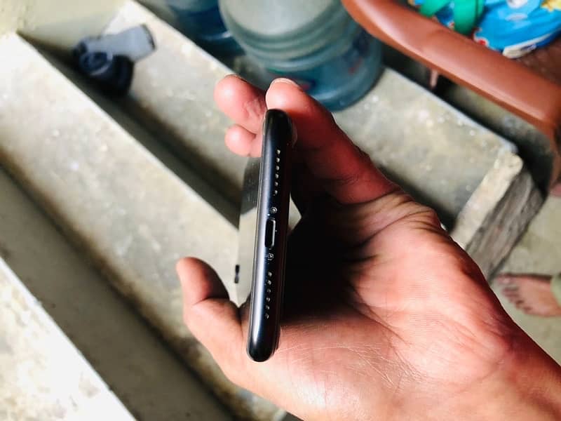 iPhone XR 64gb sim working 2month 3