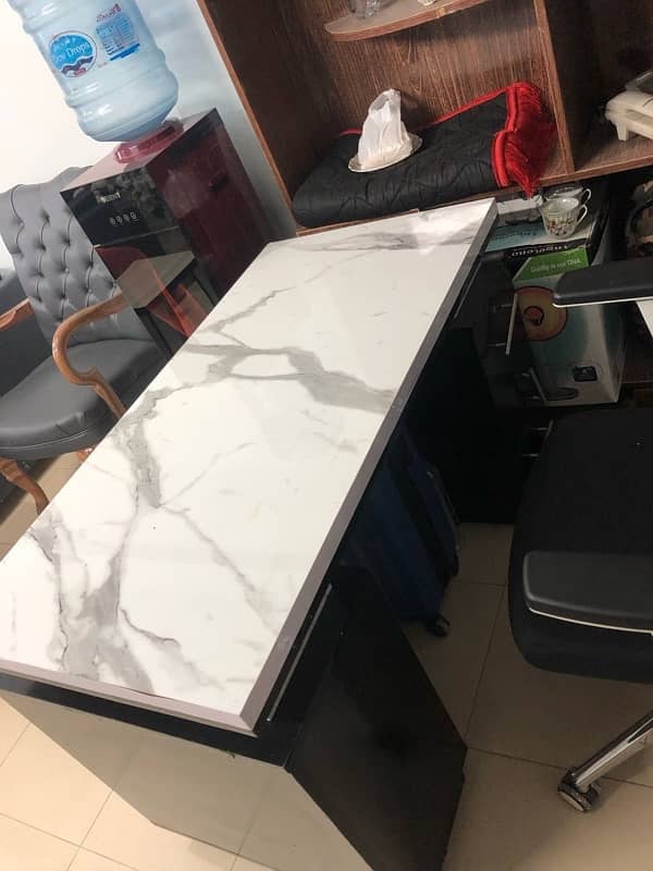 A brand new condition office table for sale 2