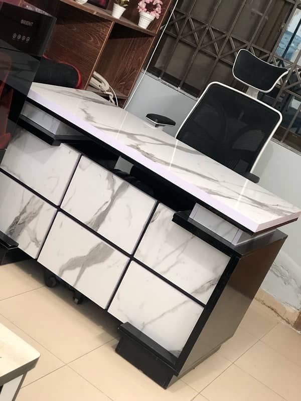 A brand new condition office table for sale 3