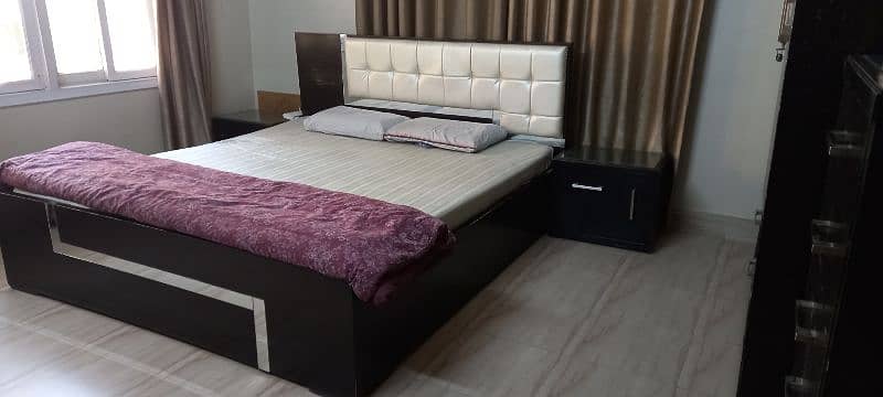 double bed with dressing sidedraws and cuboard 0