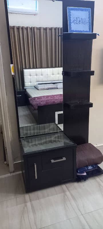 double bed with dressing sidedraws and cuboard 2