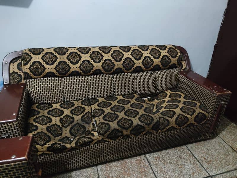 Selling my old sofa set 1