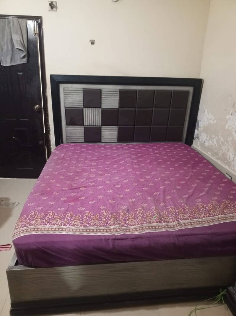 Wooden bed sets available for sale without matterress 7