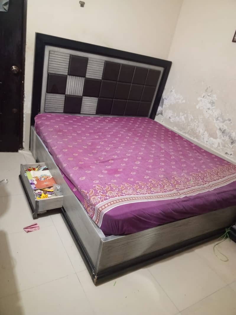 Wooden bed sets available for sale without matterress 8