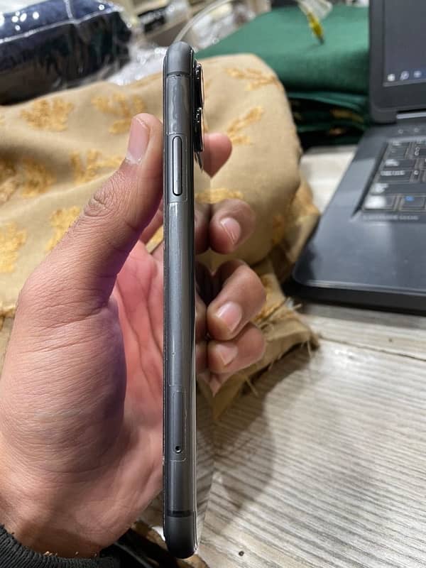 iphone 11  (jv) 64gb  black color 10/10 Conditions 4