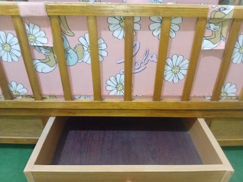 Baby cot in excellent condition 2