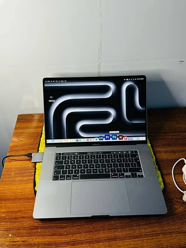 MacBook Pro late 2019 16inch display 32GB RAM 0