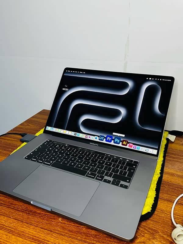 MacBook Pro late 2019 16inch display 32GB RAM 1