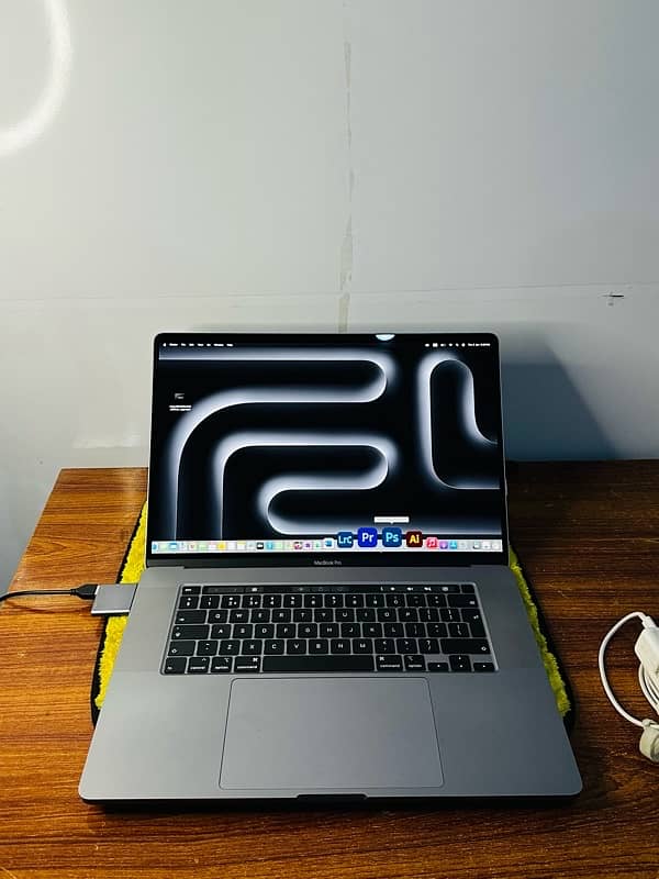 MacBook Pro late 2019 16inch display 32GB RAM 2