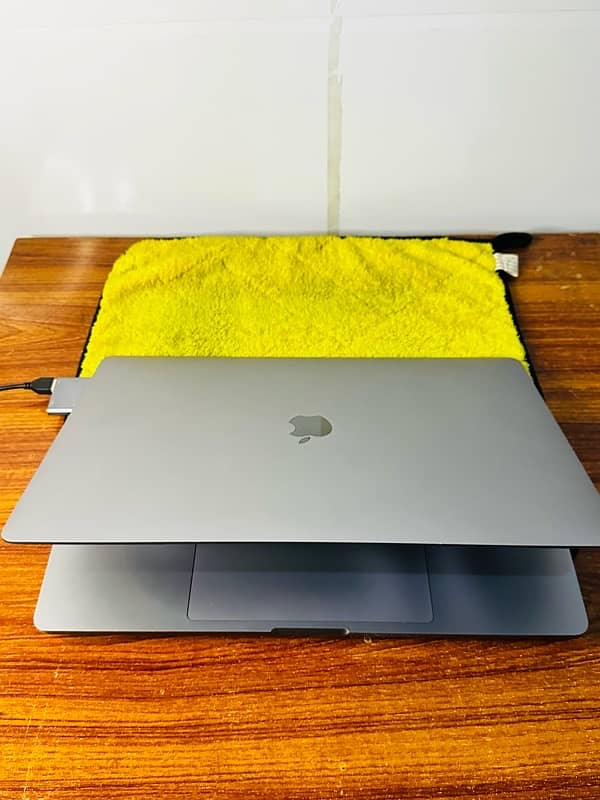 MacBook Pro late 2019 16inch display 32GB RAM 3