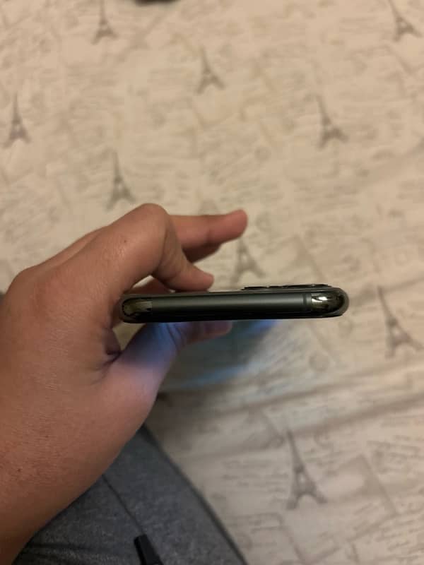 iPhone 11 Pro 256gb 71% battery health 5