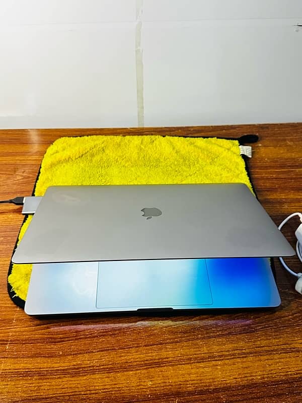 MacBook Pro 2019 Core i9 32GB RAM 7