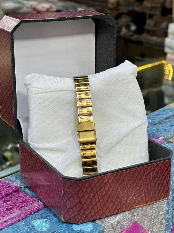 golden color watch 0