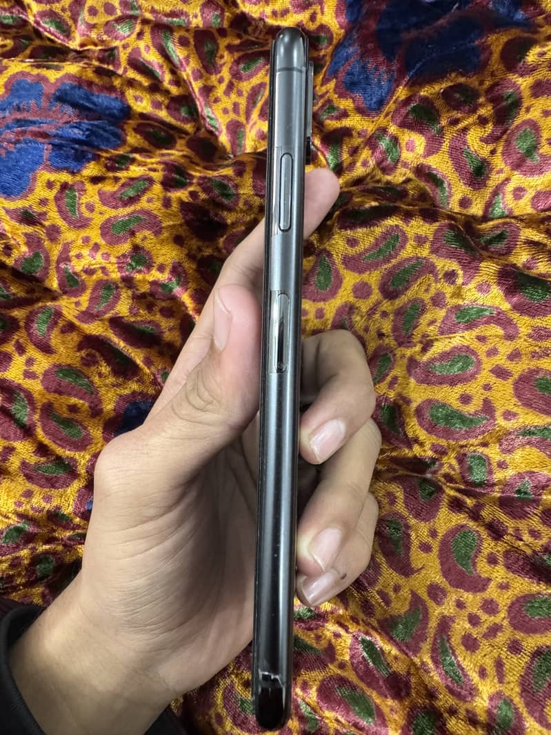 Apple iPhone XS Max 4