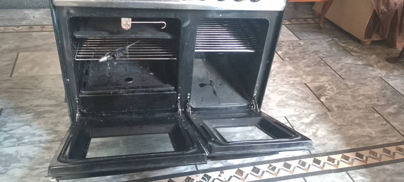 4 burner Cooking Range + Oven 1