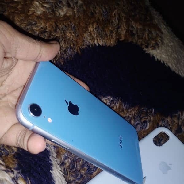 IPhone XR factory unlock. . onic sim working 5