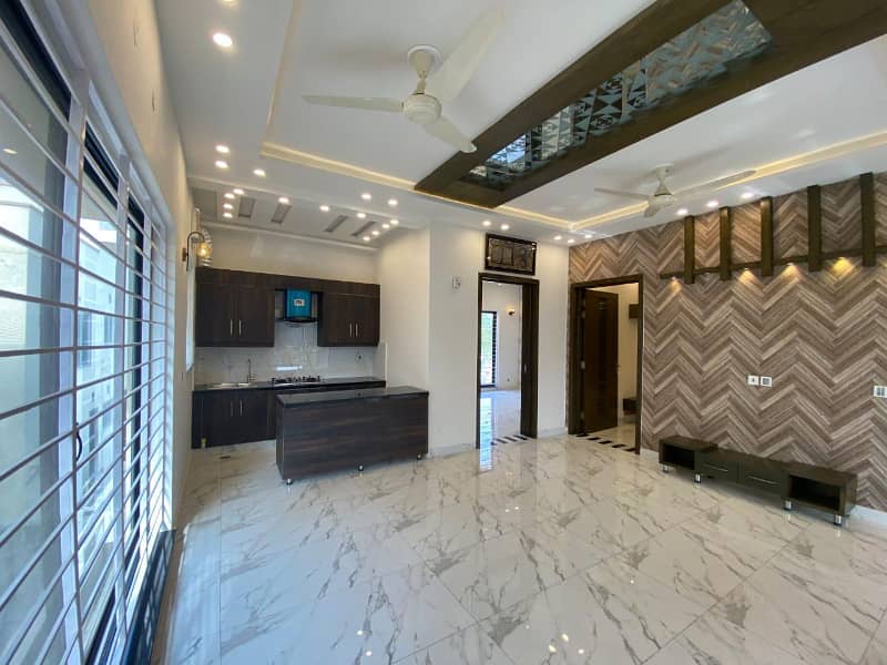 10 Marla Like New House For Rent In Sector B Bahria Town Lahore 21