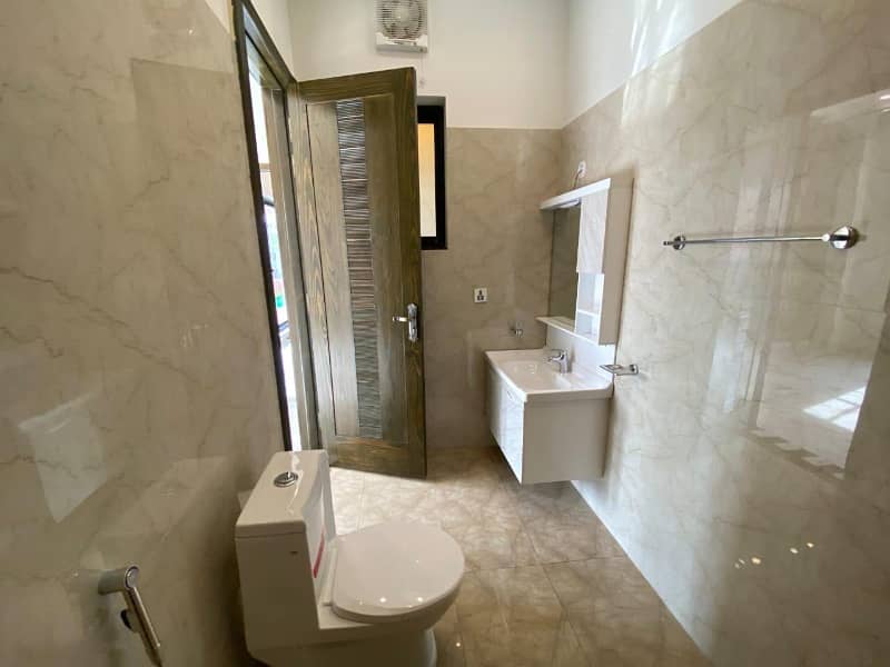 10 Marla Like New House For Rent In Sector B Bahria Town Lahore 33