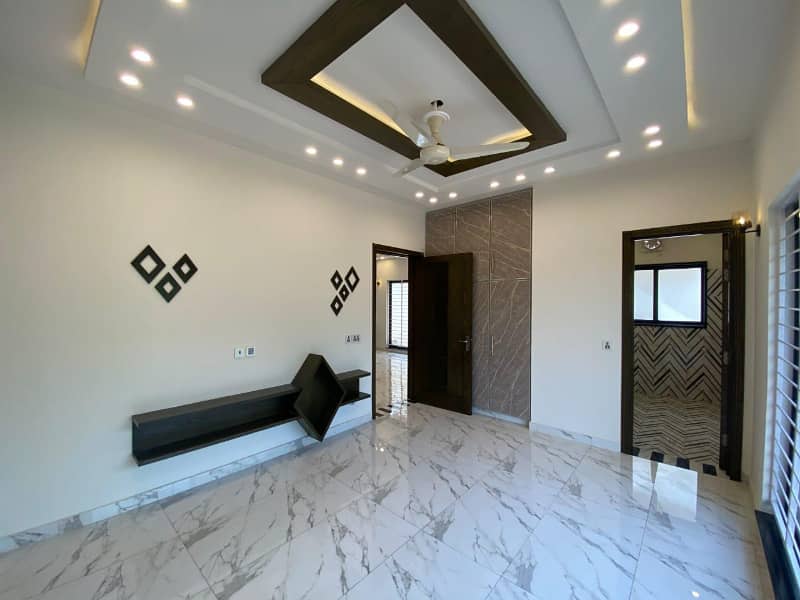 10 Marla Like New House For Rent In Sector B Bahria Town Lahore 47