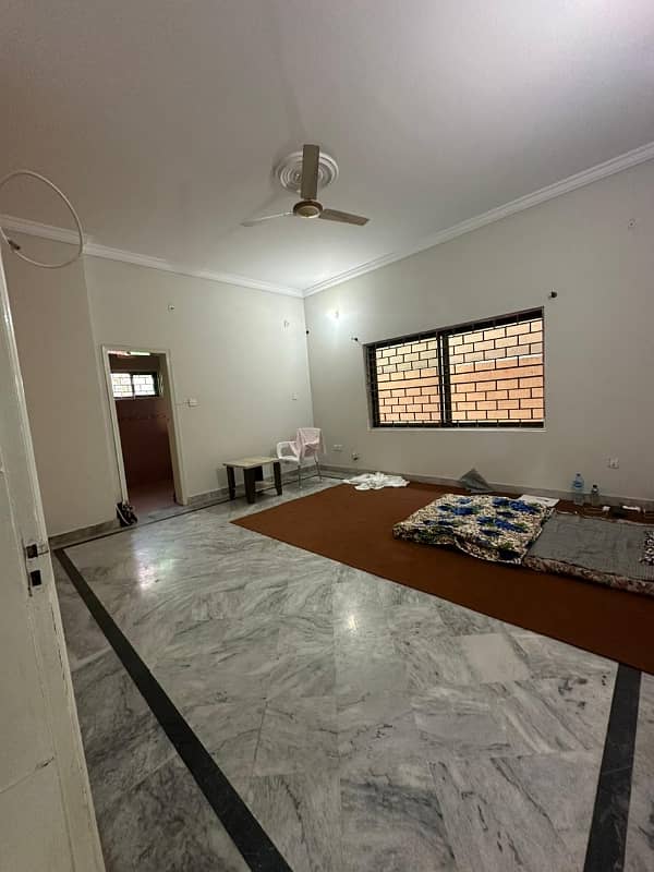 1.5 Kanal House With Lawn & Gas Available 10 Marla Lawn . 6