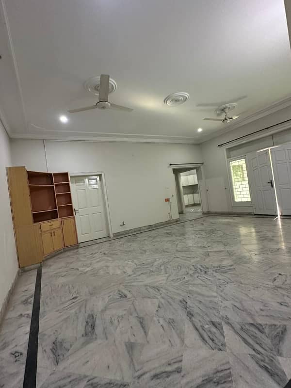 1.5 Kanal House With Lawn & Gas Available 10 Marla Lawn . 9