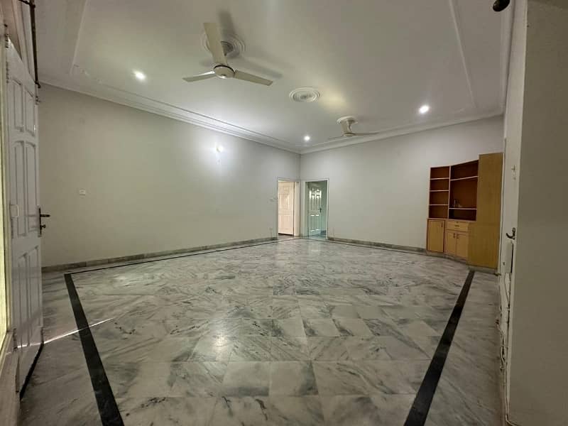 1.5 Kanal House With Lawn & Gas Available 10 Marla Lawn . 17