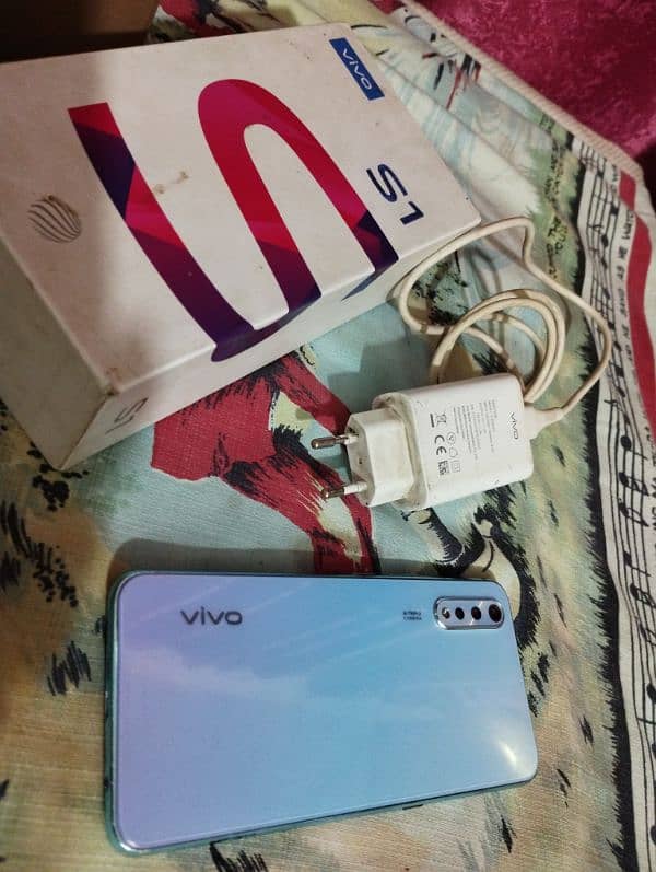 vivo s1 4/128 with original box and charger 1