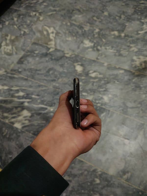 Google pixel 4XL with charger and extra cover 0