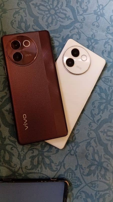 Vivo V30E White and Bronze 0