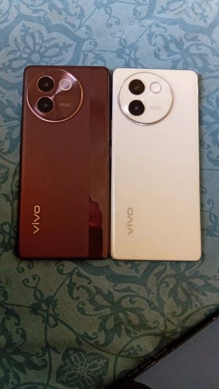 Vivo V30E White and Bronze 1