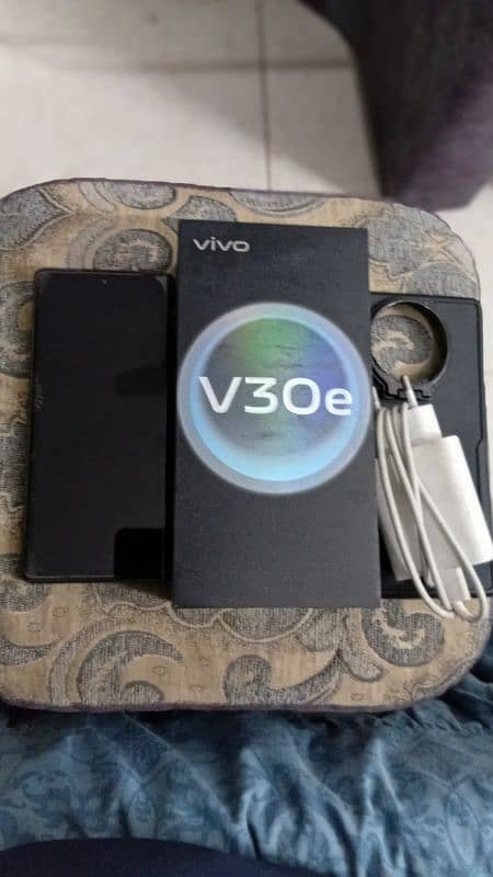 Vivo V30E White and Bronze 4