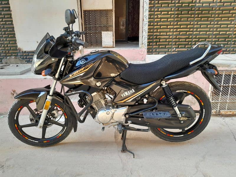 YAMAHA YBR 125 METALLIC BLACK KARACHI REGISTERED 1ST OWNER 1