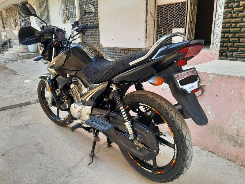 YAMAHA YBR 125 METALLIC BLACK KARACHI REGISTERED 1ST OWNER 4