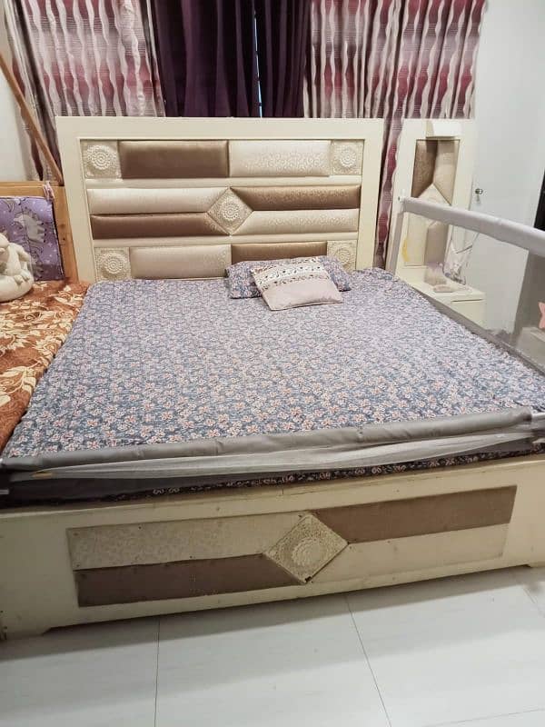 King size Bed with 1 side table in Good condition 0