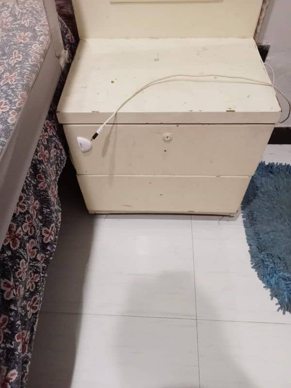 King size Bed with 1 side table in Good condition 4