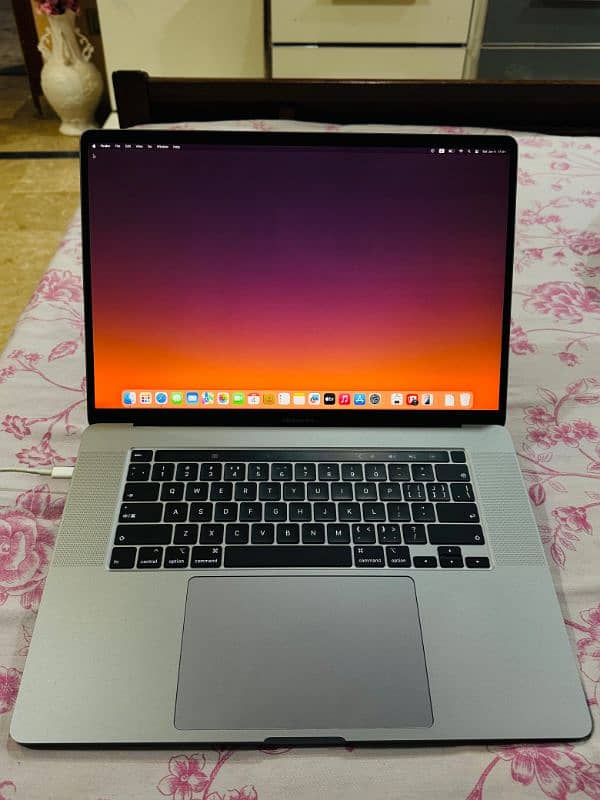 MacBook Pro 16" 2019 0