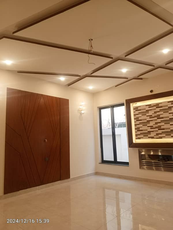 This Elegant 1 Kanal House Offers Spacious Living With Top-Notch Amenities, Perfect For Families Seeking A Comfortable And Luxurious Lifestyle. 17