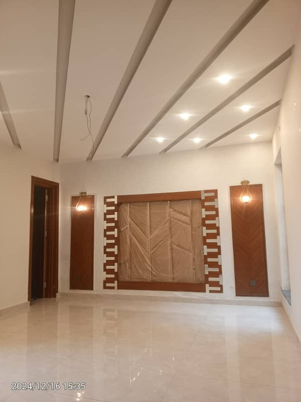 This Elegant 1 Kanal House Offers Spacious Living With Top-Notch Amenities, Perfect For Families Seeking A Comfortable And Luxurious Lifestyle. 46