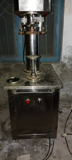 Tin can sealing machine