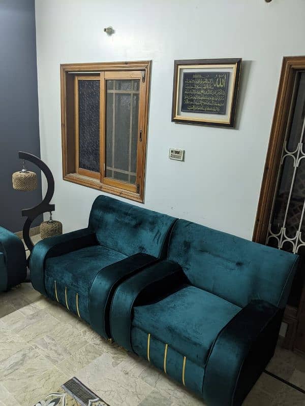 green velvet 5 seater sofa in brand new condition 3