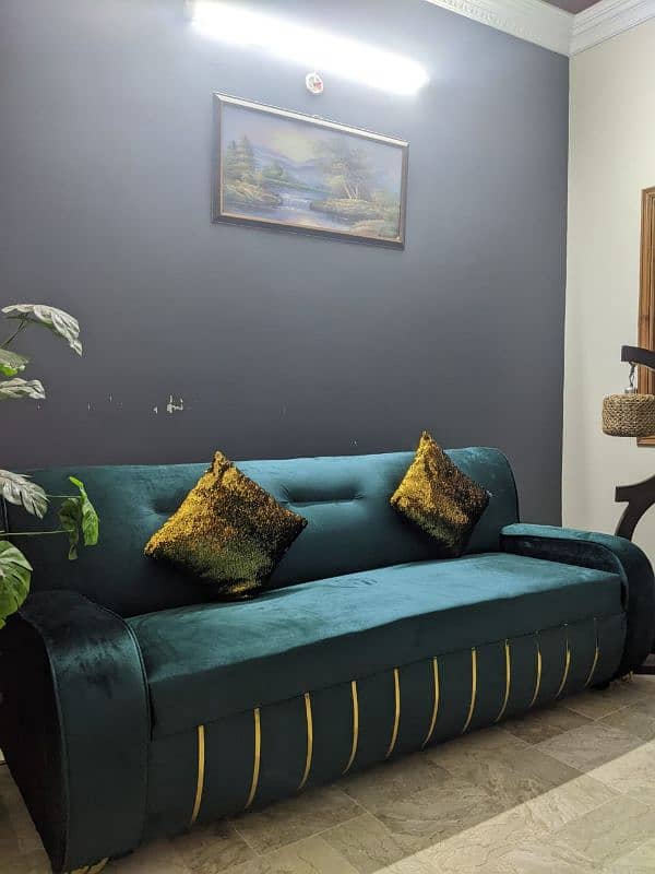 green velvet 5 seater sofa in brand new condition 4