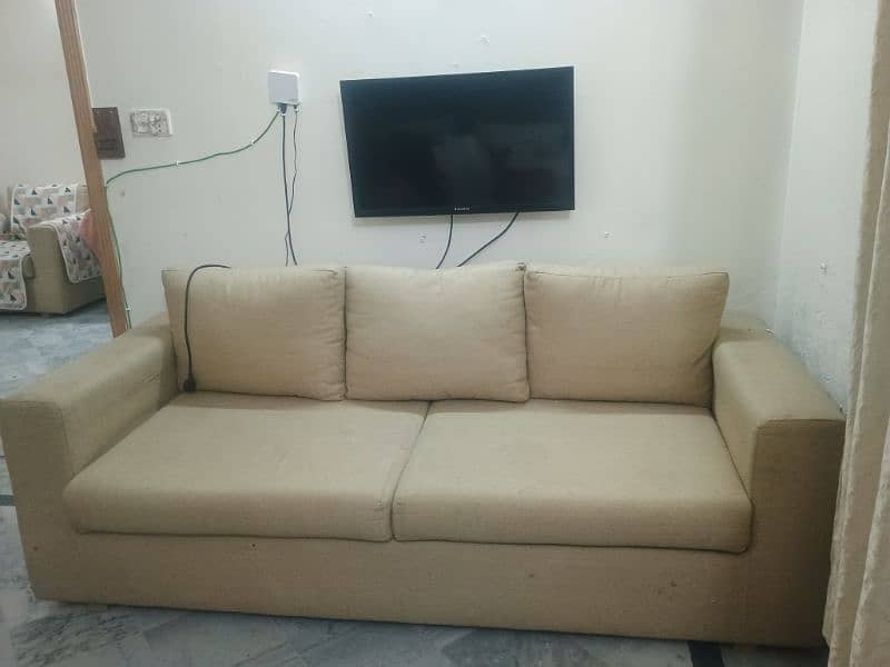 5 seater sofa. In very good condition 2