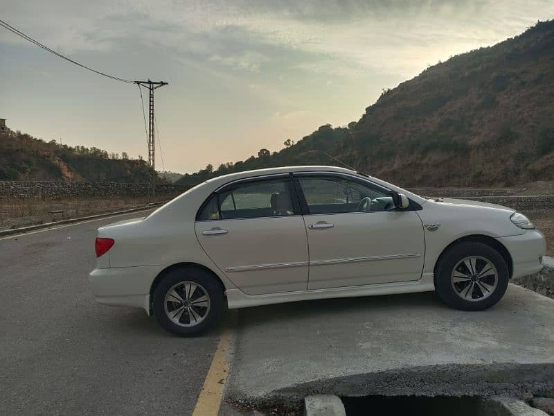 Toyota Corolla SE Saloon 1