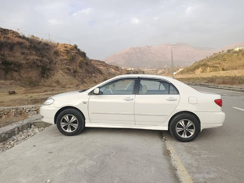 Toyota Corolla SE Saloon 2