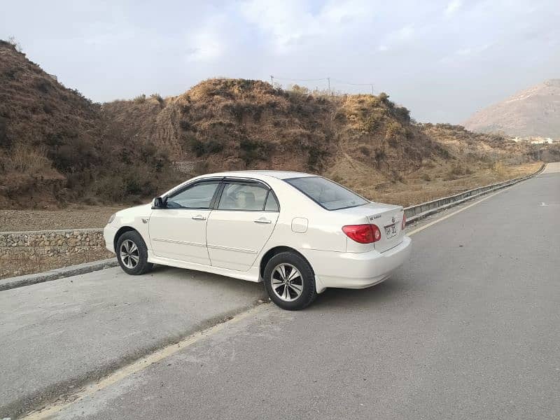 Toyota Corolla SE Saloon 3