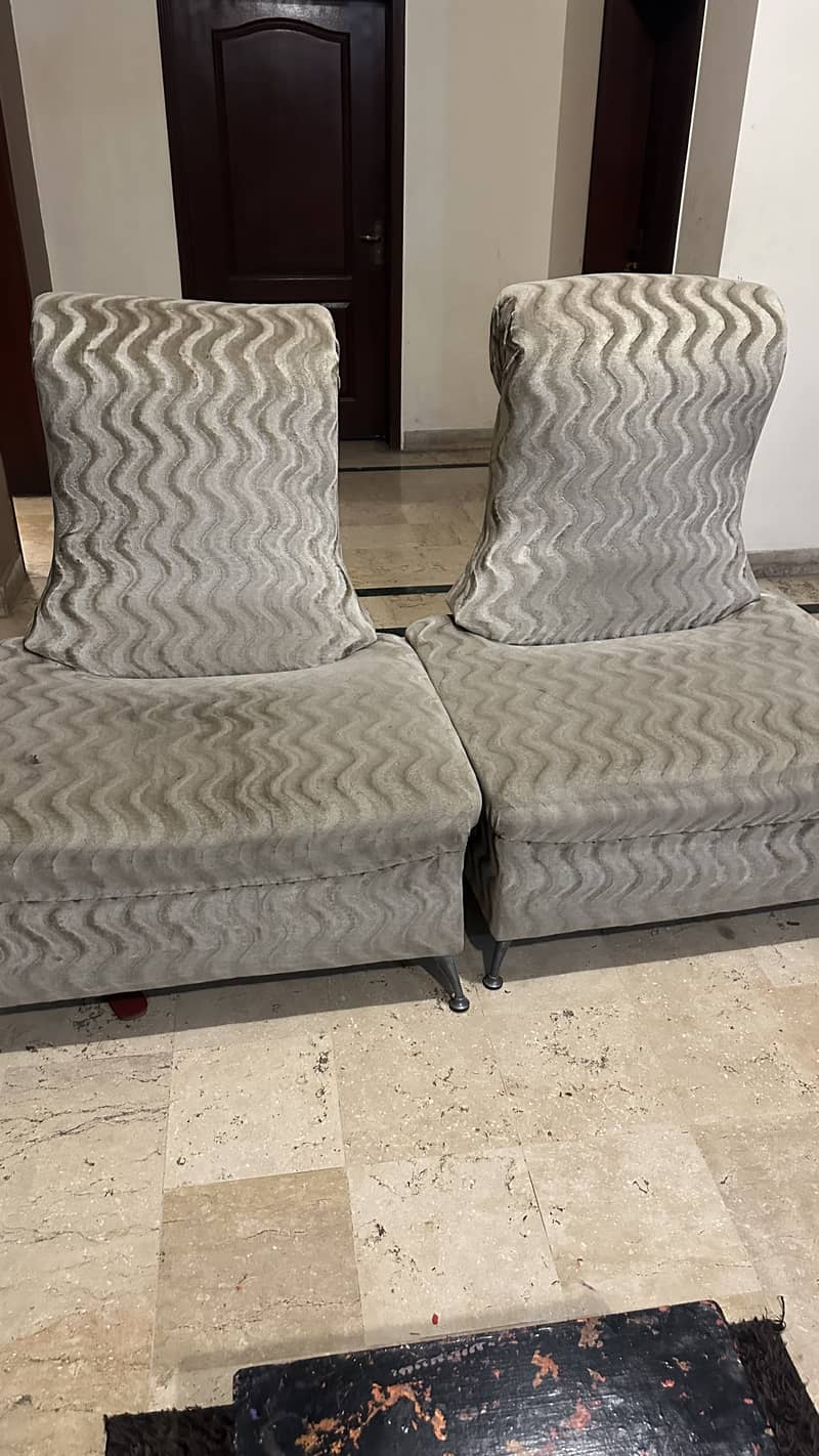 2 chairs 0