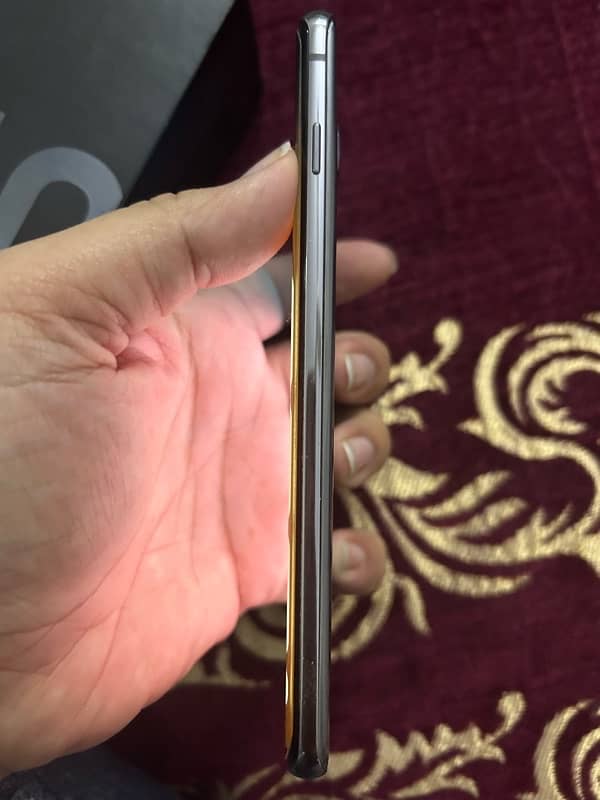 samsung galaxy S10 with original box dual sim 9