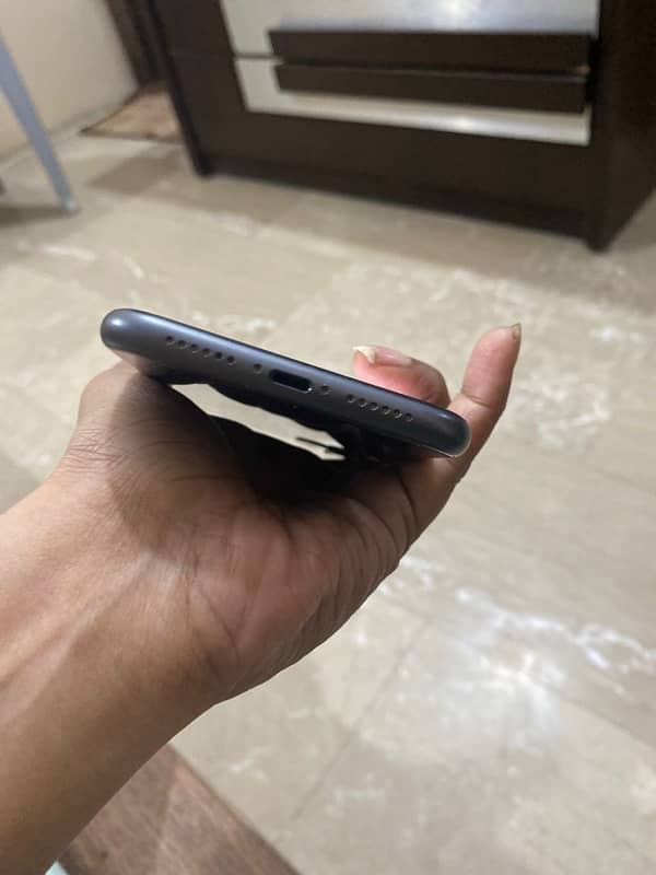 iPhone 11 LLA model like new no single scratch 3