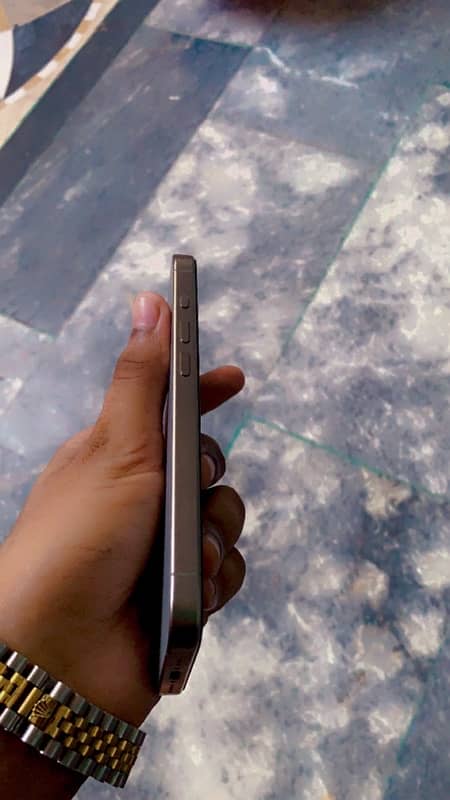 Iphone 15 pro natural titanium 2