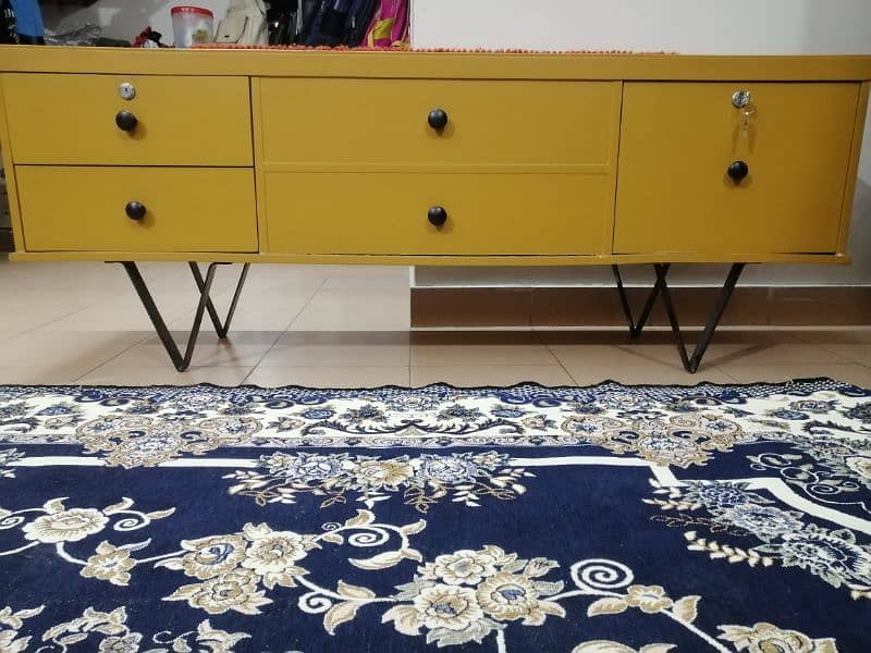 TV Console in Good condition 1